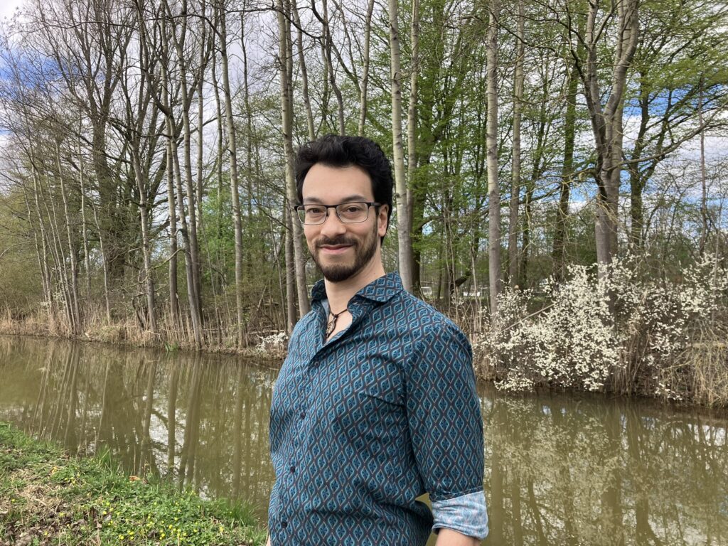 foto van Sander, met op achtergrond een kleine sloot met natuurvriendelijke oevers